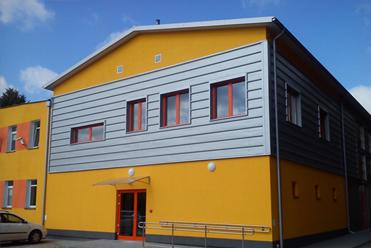 żółty budynek
